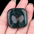 Pendente quadrato Pi in agata muschiata verde scuro tenuto in mano su sfondo nero - Agata Indiana
