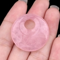 Ciondolo tondo piatto in quarzo rosa naturale con foro centrale e venature naturali - Quarzo rosa