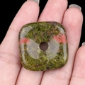 Pendente quadrato in pietra unakite naturale lucidata con foro centrale in verde e rosa - Unakite