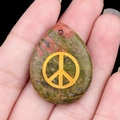 Ciondolo a goccia in pietra unakite verde e rossa con simbolo della pace dorato - Unakite