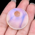 Ciondolo a ciambella in quarzo bianco traslucido con sfumature blu e viola - Opale (Sintetico)