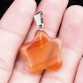 Pendentif étoile en cornaline avec bélière argentée, texture pierre naturelle en main - Agate rouge / 20mm