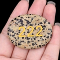Gespikkelde jaspis palmsteen met gouden engel nummer 222 gravure voor meditatie - Dalmatijnse jaspis