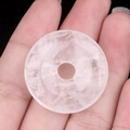 Pendentif beignet rond en cristal rose naturel avec textures de fissures internes - Cristal blanc