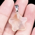 Pendentif étoile en pierre naturelle rose pâle avec fermoir argenté sur fond noir élégant - Agate / 20mm