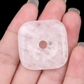 Pendente quadrato in quarzo rosa con foro centrale e finitura in pietra lucida rosa tenue - Cristallo di rocca