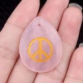 Ciondolo in quarzo rosa a forma di goccia con simbolo della pace dorato per collana - Quarzo rosa