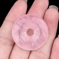 Pendentif en quartz rose naturel en forme de boucle de paix avec textures glacées - Quartz rose