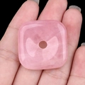 Ciondolo quadrato in quarzo rosa per gioielli fai-da-te tenuto in mano su sfondo nero - Quarzo rosa