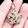 Pendentif étoile en jaspe dalmatien avec fermoir argenté tenu entre les doigts - Jaspe dalmatien / 20mm