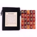 Set di 25 pietre rune in agata rossa con incisioni dorate, sacchetto e guida inclusi - Pietre Runiche + Sacchetto di Velluto + Manuale / Agata rossa