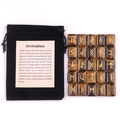 Set di 25 rune in occhio di tigre con simboli incisi in oro e borsa in velluto nero - Pietre Runiche + Sacchetto di Velluto + Manuale / Occhio di tigre