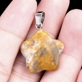 Pendentif en pierre naturelle en forme d'étoile avec motifs jaunes et gris et fermoir - Agate Crazy Lace / 20mm