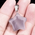 Pendentif étoile en pierre semi-précieuse violette avec fermoir argenté tenu à la main - Agate Grise / 20mm