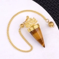 Goldener Lotus Om Anhänger mit Tigerauge-Kegelkristall und zarter Metallkette - Tigerauge