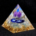 Orgone piramide met amethist bol, goudfolie en Vissen sterrenbeeld symbool - X2 Vissen (Amethist En Aquamarijn) / 5cm