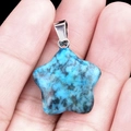 Pendentif étoile en pierre semi-précieuse bleue tenu avec attache en argent - Folie Bleue / 20mm