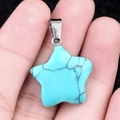 Pendentif étoile en turquoise avec fermoir argenté tenu dans la main pour taille - Turquoise Synthétique / 20mm