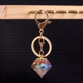 Diamantvormige hars sleutelhanger met gouden karabijnsluiting en kleurrijke kristallen - Regenboogsteen