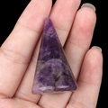 Kegelförmiger Ringständer aus lila Amethyst-Edelstein mit natürlichen Kristallmustern - Amethyst