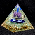 Handgemaakte Orgone piramide met Stier-symbool, amethist bal, groene stenen en goudfolie - X4 Stier (Amethist En Aventurijn) / 5cm