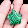 Pendentif étoile en malachite avec fermoir en métal argenté tenu à la main - Malachite (Synthétique) / 20mm