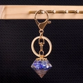 Ruitvormige sleutelhanger met blauwe kristalsteentjes en goudkleurige karabijnsluiting - Lapis lazuli