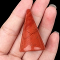 Handgehaltener Ringständer aus poliertem rotem Jaspis in konischer Form aus Naturstein - Roter Jaspis