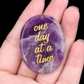 Pierre d'améthyste violette avec gravure dorée du texte one day at a time - Améthyste
