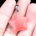 Pendentif étoile en quartz rose avec bélière argentée présenté dans la paume - Rouge Pastèque (Synthétique) / 20mm