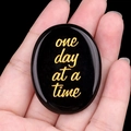 Pierre de paume en agate noire polie avec gravure dorée One Day At A Time - Obsidienne