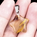 Pendentif étoile en résine ambre avec texture tourbillonnante et fermoir argenté poli - Peau de Pastèque (Artificielle) / 20mm