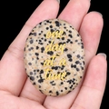 Pierre de souci en agate mouchetée avec gravure dorée one day at a time en main - Jaspe dalmatien