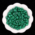 Flache Malachitgrün Steinperlen für DIY-Schmuckherstellung in weißer Keramikschale - 5X10mm Synthetischer Malachit