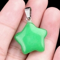 Pendentif étoile en pierre semi-précieuse verte avec un fermoir en métal argenté - Jade malaisien teinté / 20mm