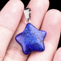 Pendentif étoile en lapis-lazuli naturel avec fermoir argenté tenu dans la main - Lapis Synthétique / 20mm