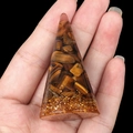 Tijgeroog kristal piramide hars ornament met goudfolie getoond in de handpalm - Tijgeroog