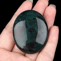 Pierre de massage ovale vert foncé naturelle polie avec textures noires pour le spa - Agate d'Inde