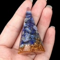 Lapis lazuli en goudfolie hars piramide orgoniet kegel vastgehouden voor meditatie - Lapis lazuli
