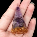 Sechseckiger Ringhalter aus Harz mit Amethyst und Goldfolie in der Hand gehalten - Amethyst