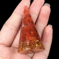 Kegelvormige Orgone energiepiramide met rode jaspisstenen en gouden basis decor - Rode agaat