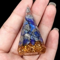 Lapis Lazuli und Goldfolie Harzpyramide Energie Turm zur Größenreferenz in der Hand - Lapislazuli