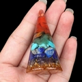 Handgemaakte chakra kristallen piramide van hars met goudfolie en edelstenen - Regenboogsteen