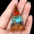 Handgefertigter 7 Chakra Edelstein Pyramide Ringhalter mit Goldfolie und Steinen - Regenbogenstein