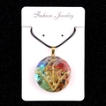 Pendentif octogonal en résine avec cristaux naturels colorés et symbole géométrique doré - US 7