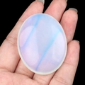 Pierre de massage ovale en opalite avec surface lisse et lueur bleue translucide - Opale (Synthétique)
