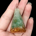 Ringhalter-Pyramide aus grünem Aventurin-Harz mit Goldfolie in der Hand gehalten - Grüner Aventurin