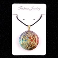 Pendentif hexagonal en résine et cristaux naturels avec symbole d'énergie doré - US 9