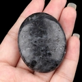 Pierre de massage en labradorite polie avec textures naturelles pour soins spa - Larvikite