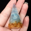 Handgehaltene Orgon-Pyramide mit blauen Kristallen und Goldfolie aus klarem Harz - Aquamarin